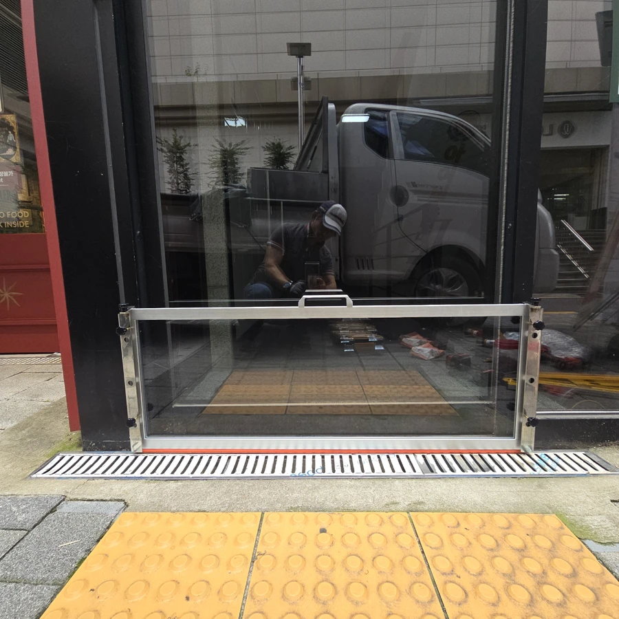 대치동 학원 현관 물막이판 시공 후